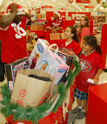 Spreading Holiday Cheer 49ers Players Shop With Children