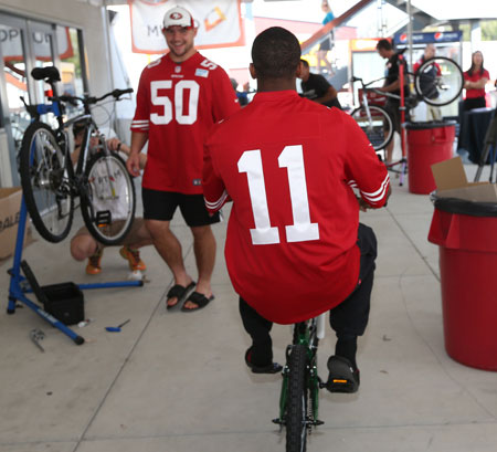 49ers Help Build Bikes for Children