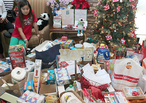 Sutter School Students Bring Holiday Donations to the JW House